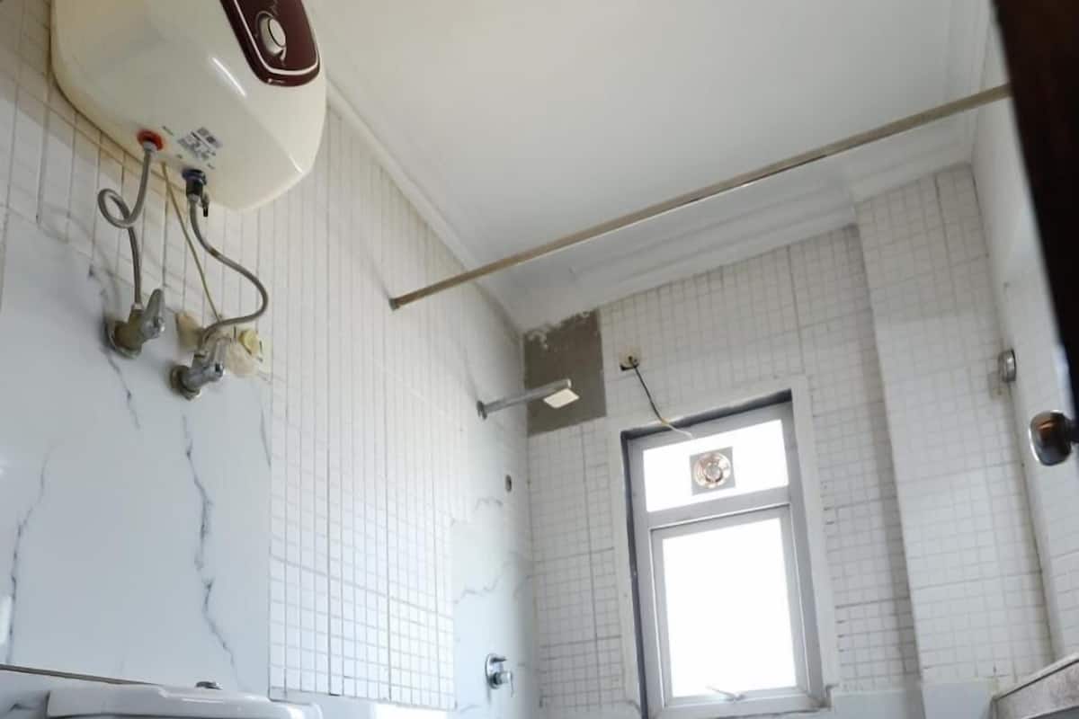 Deluxe Double Room, Balcony | Bathroom | Slippers