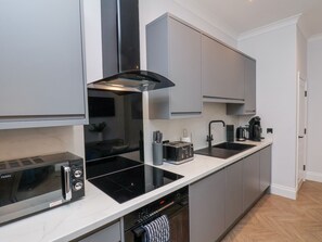 Cottage | Bếp riêng | Máy rửa bát, dụng cụ nấu nướng/bát dĩa/dao nĩa 