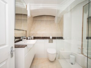 Shower, hair dryer, towels - 3-Bed Flat | Ensuite | Near Farringdon & Barbican - Pass the Keys (London)