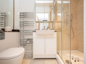 Douche, sèche-cheveux, serviettes fournies