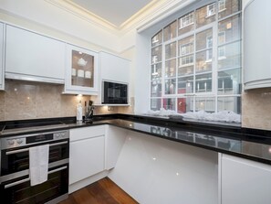 Fridge, microwave, oven, dishwasher - 3-Bed Flat | Ensuite | Near Farringdon & Barbican - Pass the Keys (London)