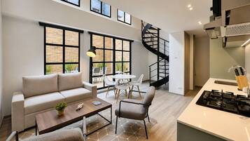 Premium Duplex, Terrace | Ruang tamu | 32 inci televisyen LED dengan digital