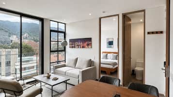 Apartamento executivo, sacada | Área de estar | TV LED 32 polegadas com canais digitais