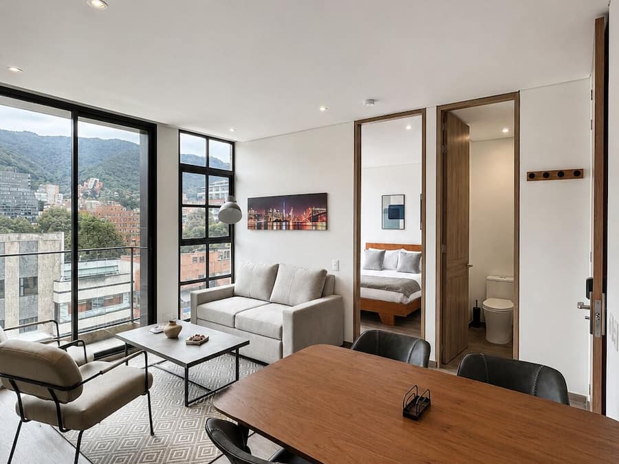 Apartamento executivo, sacada | Área de estar | TV LED 32 polegadas com canais digitais