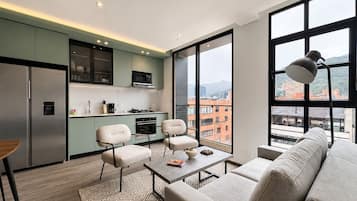 Executive appartement, balkon | Woonruimte | Een 32-inch ledtelevisie met digitale zenders