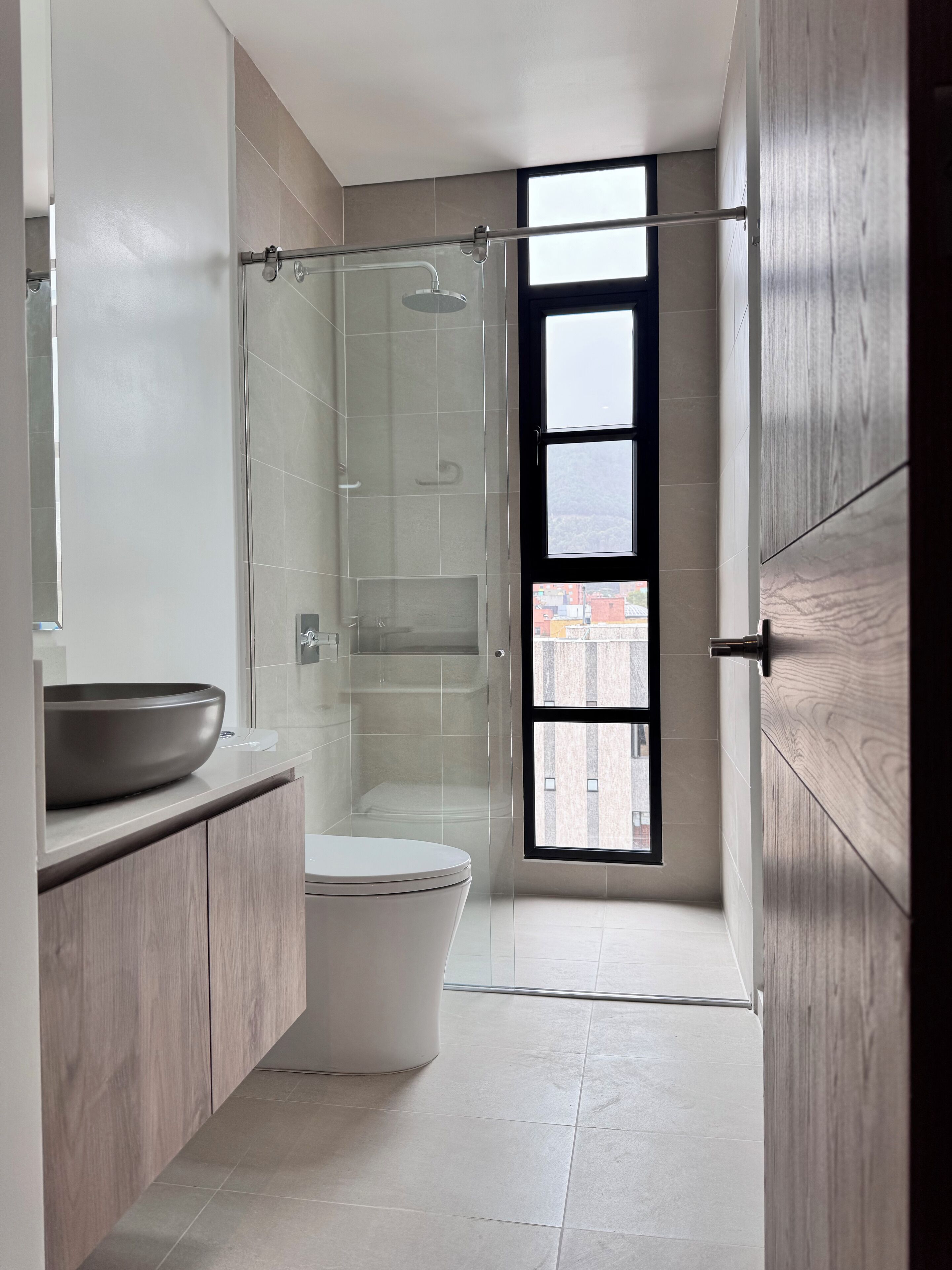 Appartement Exécutif, balcon | Salle de bain | Sèche-cheveux, serviettes fournies, savon, shampoing