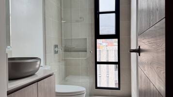Appartement Exécutif, balcon | Salle de bain | Sèche-cheveux, serviettes fournies, savon, shampoing