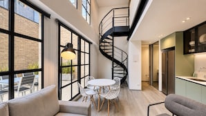 Dupleks, 1 Tempat Tidur Queen dengan tempat tidur Sofa, teras | Area keluarga