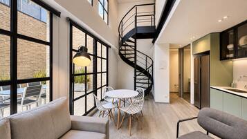 Premium Duplex, Terrace | Ruang tamu | 32 inci televisyen LED dengan digital
