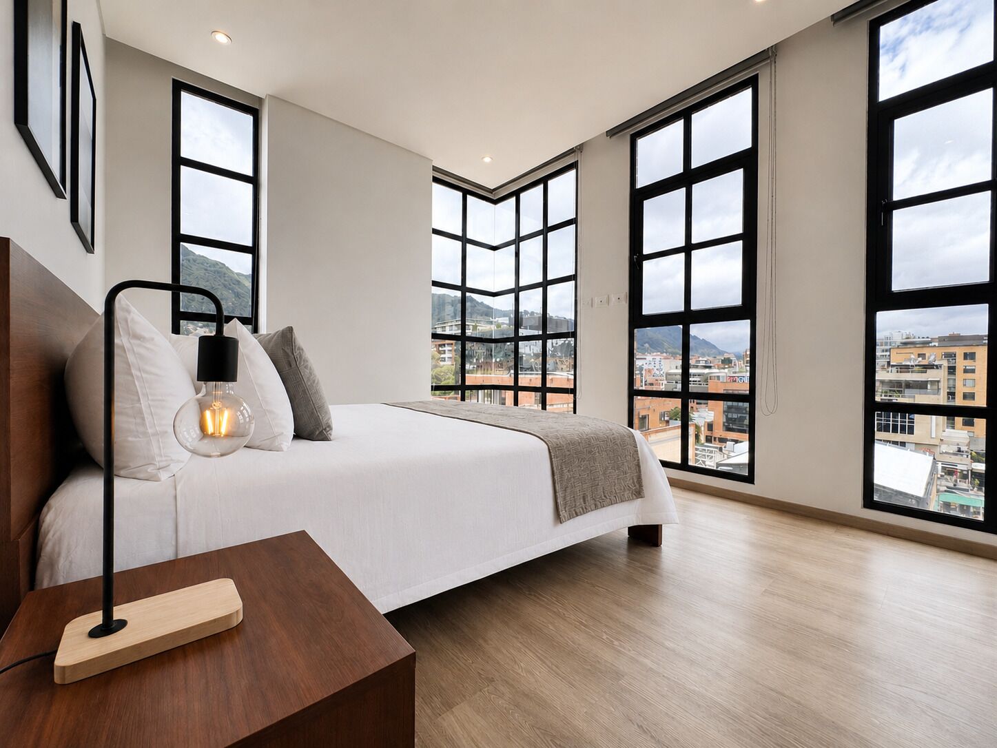 Apartamento superior, vista para a cidade | 1 quarto, escrivaninha, ferros/tábuas de passar roupa, Wi-Fi de cortesia