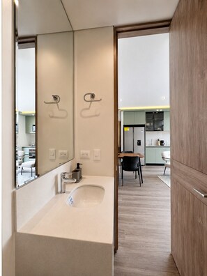 Executive Apartment, Balcony | Bathroom | Shower, hair dryer, towels, soap -  Casa Indigo Apartahotel Parque 93 (Bogotá)