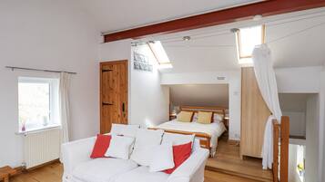 2 quartos, individualmente decorados, individualmente mobiliados