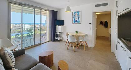 HENRI CAMILLE REAL ESTATE -ARMOR - Sea view, big terrace, sunny 1 bedroom