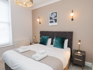 2 bedrooms, individually decorated, individually furnished, free WiFi - The Salisbury Sleeps 4 Classic Apartment (Scarborough)