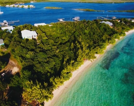 Plage à proximité, serviettes de plage. Sea Bird 3/3 Overlooking the Sea of Abaco with Private Beach & dock access