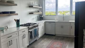 ثلاجة، ميكروويف، فرن، موقد طهي مسطح