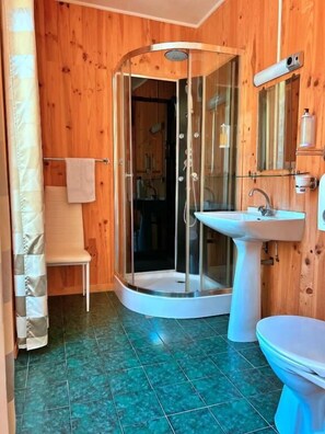 Dusche, kostenlose Toilettenartikel, Haartrockner, Handtücher