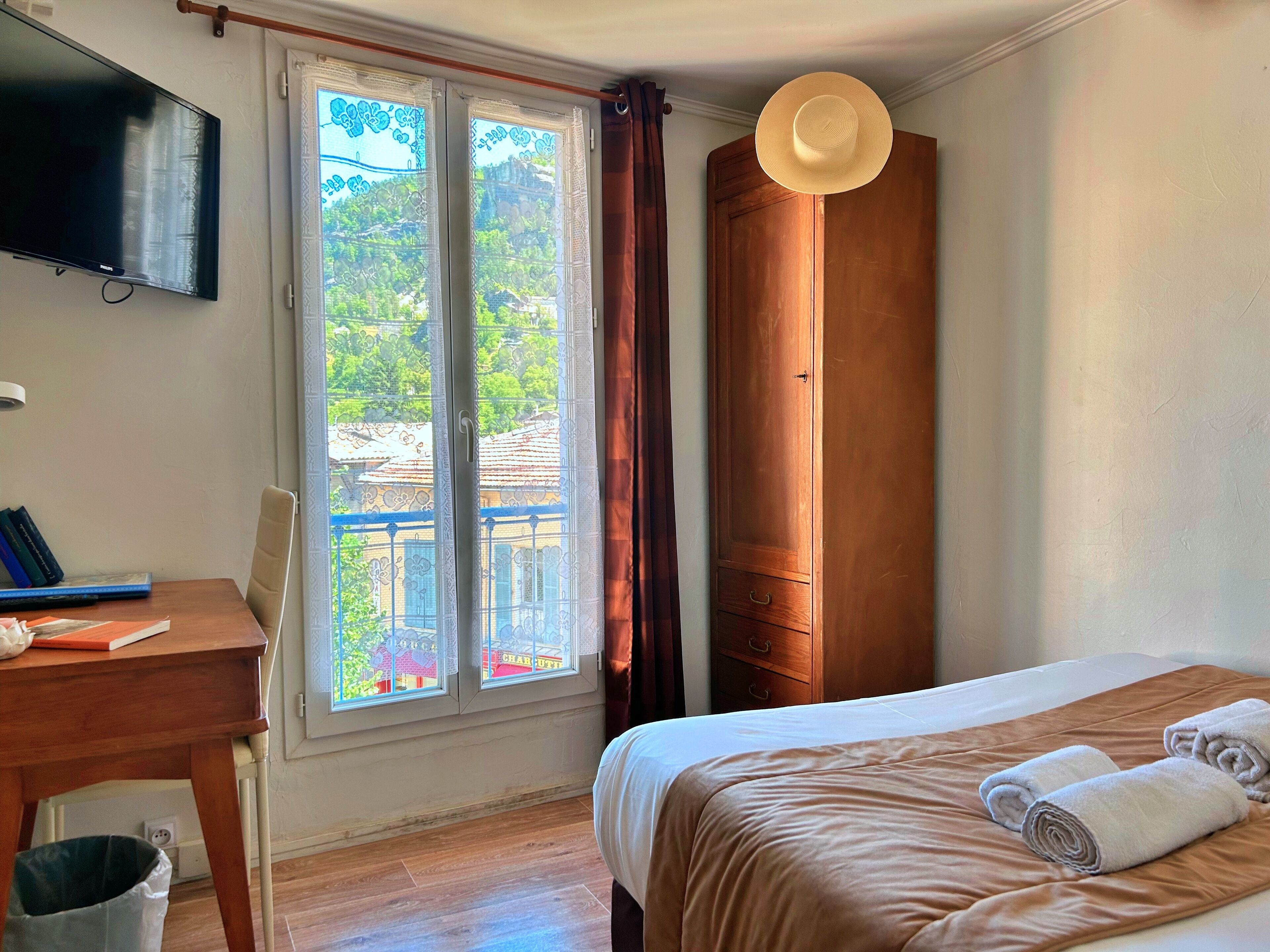 Single Room, Mountain View | Desk, free WiFi