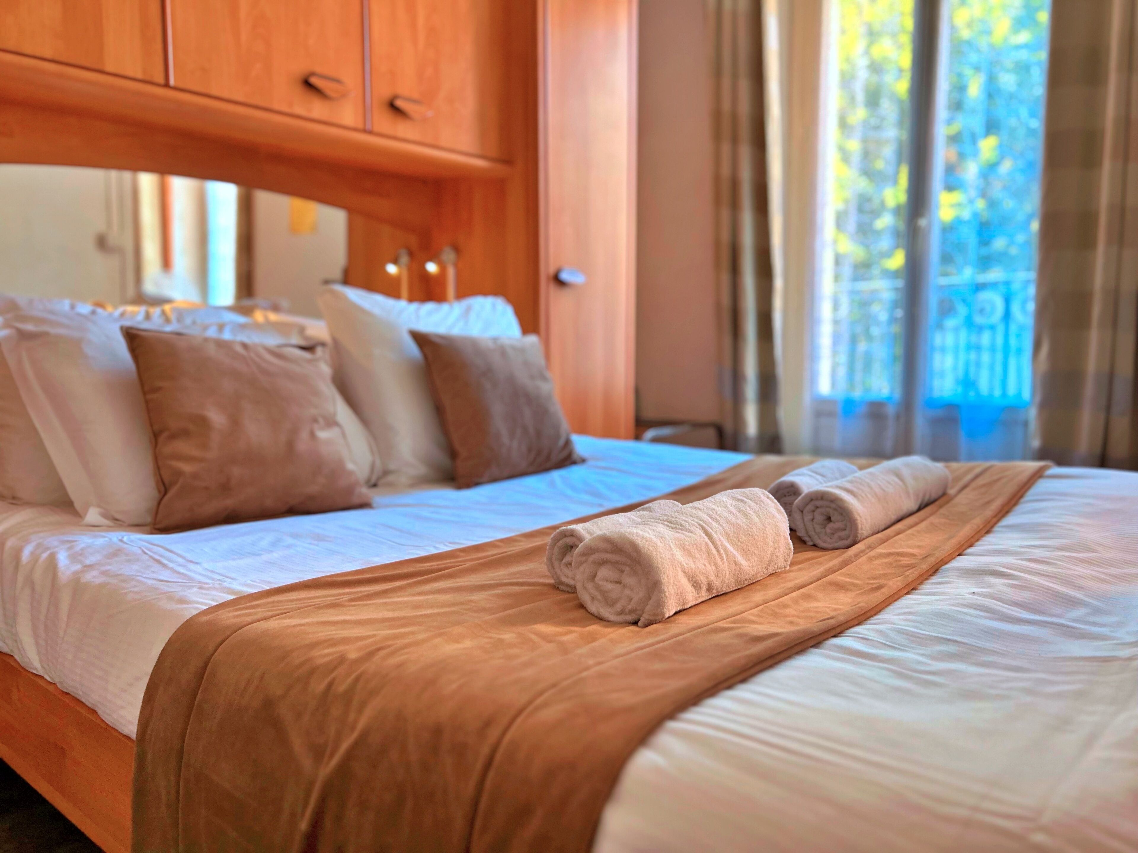 Double Room, Balcony, City View | Desk, free WiFi