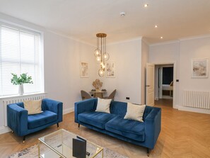 Cottage | Living area - The Salisbury Apartment 303 (Scarborough)