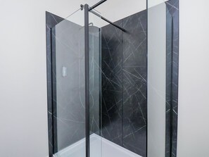 Ferienhaus | Badezimmer | Dusche, Haartrockner