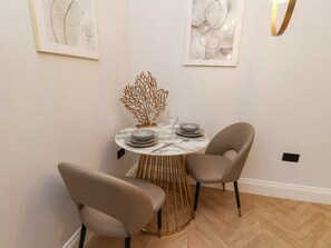 Cottage | Dining - The Salisbury Apartment 303 (Scarborough)