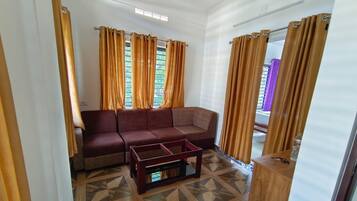 华丽双人房, 城市景观 | 起居区 | 电视