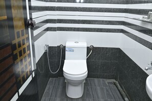 Shower, towels, soap, shampoo - NIRUPAMA HOTEL ALUVA (Aluva)