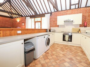 Cottage | Private kitchen | Dishwasher, cookware/dishes/utensils - Pear Tree (Dereham)