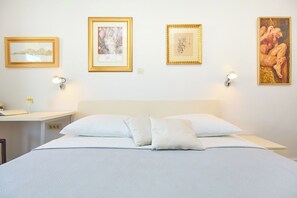 Unclassified image, 3 of 46, button