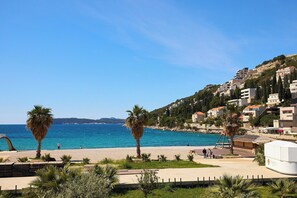 Unclassified image, 4 of 46, button