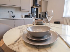 Cottage | Dining - The Salisbury - 1 Bedroom Apartment (Scarborough)