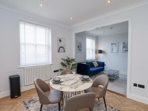 Cottage | Dining - The Salisbury - 1 Bedroom Apartment (Scarborough)