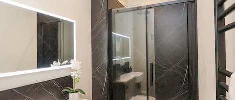 Cottage | Bathroom | Shower, hair dryer