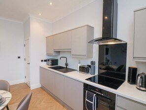 Cottage | Private kitchen | Dishwasher, cookware/dishes/utensils - The Salisbury - 1 Bedroom Apartment (Scarborough)