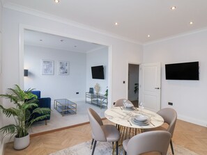 Cottage | Dining - The Salisbury - 1 Bedroom Apartment (Scarborough)