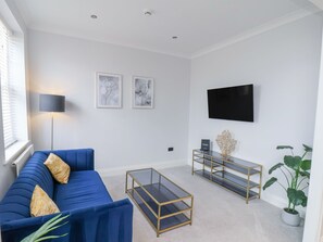 Cottage | Living area - The Salisbury - 1 Bedroom Apartment (Scarborough)