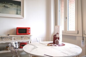 Appart'hôtel Ville | Coin séjour | TV connectée de 80 pouces avec chaînes numériques