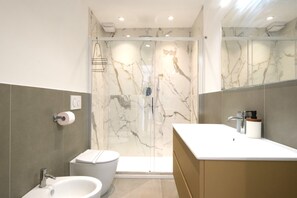 Condo urbano | Baño | Regadera, regadera tipo lluvia, secadora de cabello, bidet 