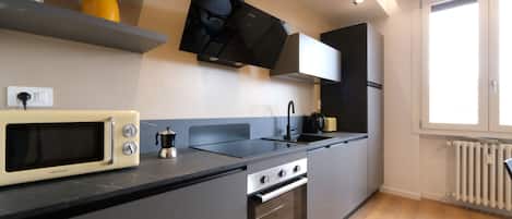 Apartamento estándar, vistas a la ciudad | Zona de estar | Smart TV de 80 pulgadas con canales digitales