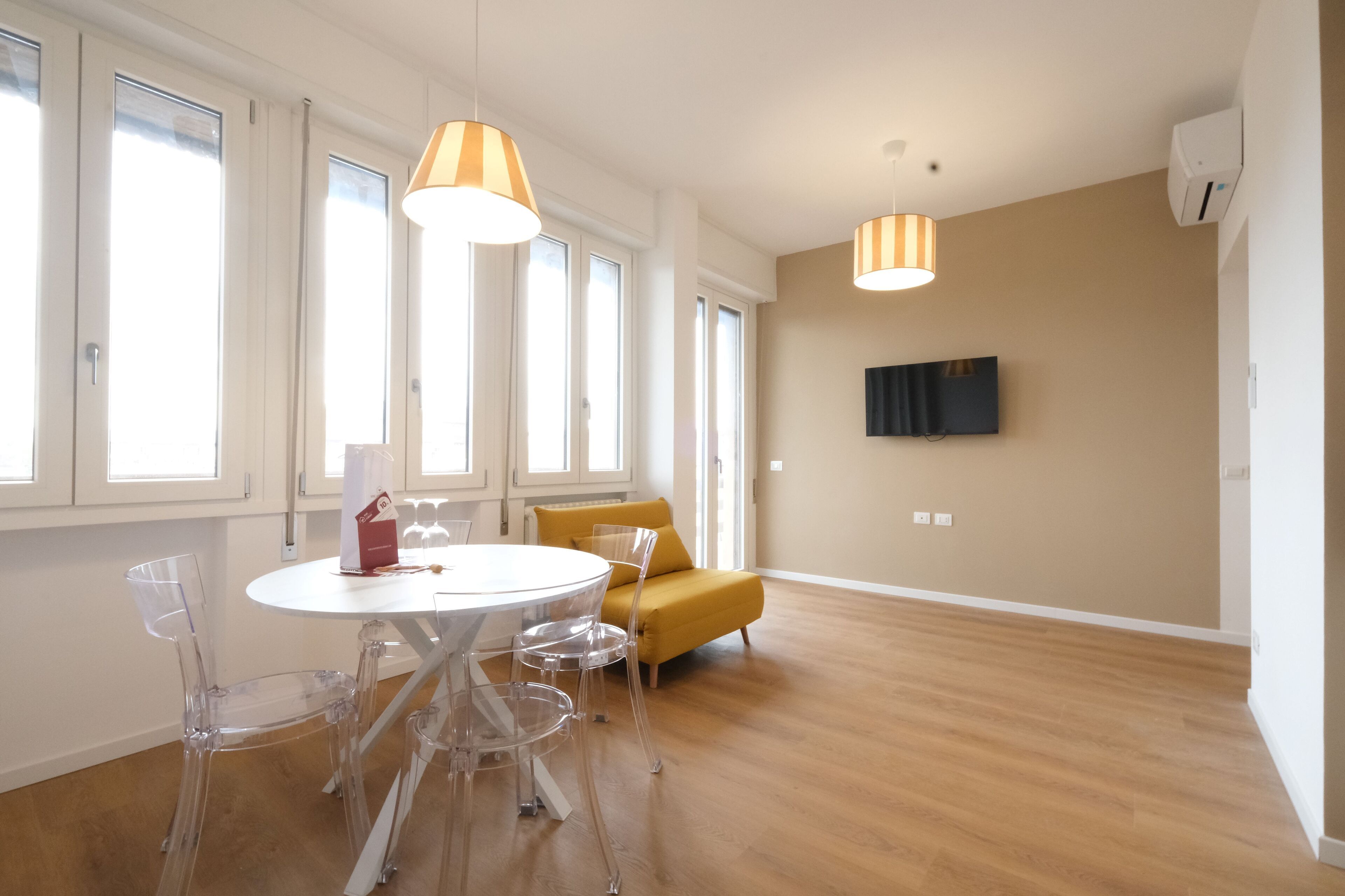 City-Apartment | Wohnbereich | 80-Zoll-Smart-TV mit Digitalempfang