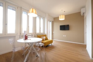 City Condo | Ruang tamu | 80 inci sebuah televisyen pintar dengan digital 