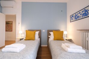 Egyptian cotton sheets, premium bedding, down comforters - Wine Apartments Florence Cabernet (Florence)