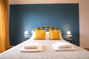 1 bedroom, Egyptian cotton sheets, premium bedding, down comforters