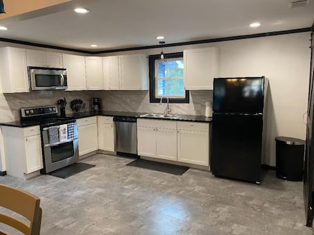 Fridge, microwave, oven, stovetop. “Traveler's Paradise” near Beaches
