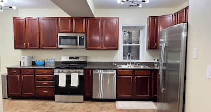 Spacious Skokie Retreat - 2BR/2BA - Mins to Chicago, mall & Train