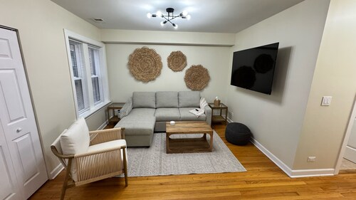 Spacious Skokie Retreat - 2BR/2BA - Mins to Chicago, mall & Train