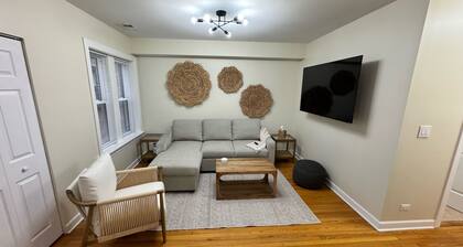 Spacious Skokie Retreat - 2BR/2BA - Mins to Chicago, mall & Train