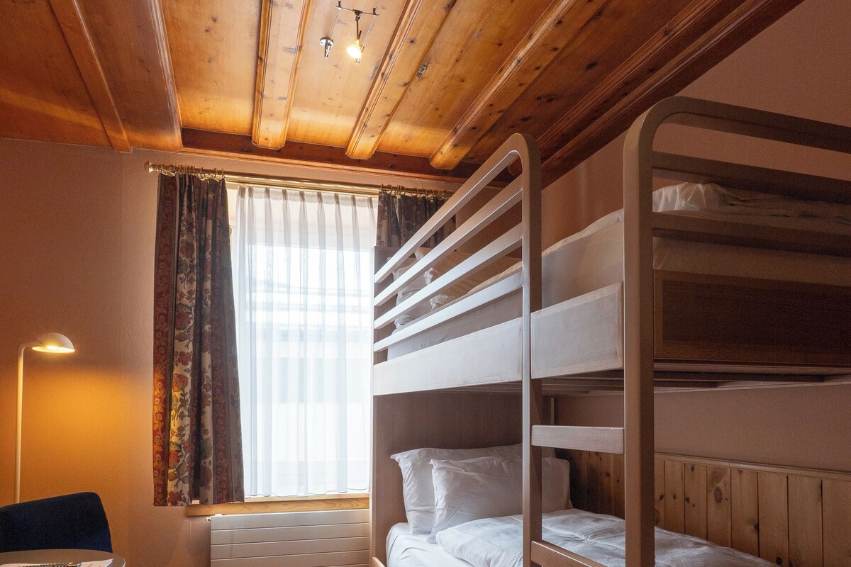 Habitación básica con 2 camas individuales | Caja fuerte, wifi gratis, ropa de cama