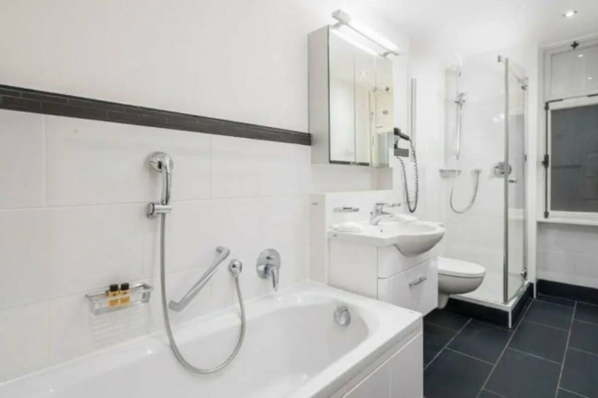 Badkamer | Een haardroger, handdoeken, zeep, shampoo